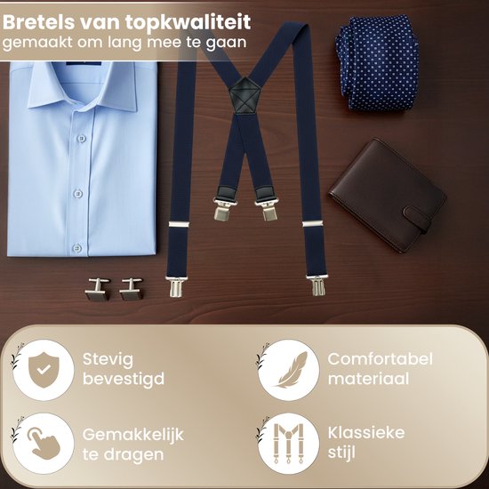 Donkerblauwe bretels, een lichtblauw overhemd, stropdas, portemonnee, manchetknopen en cufflinks op een houten achtergrond.