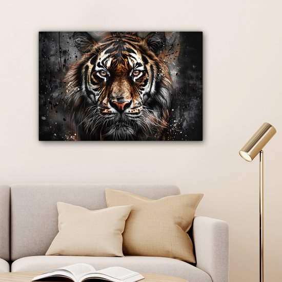 Een tijgerportret hangt boven een bank met een lamp ernaast.