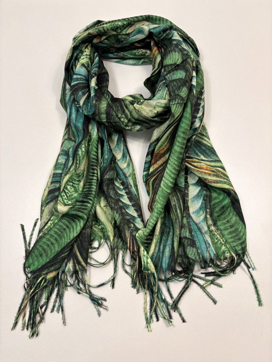 Warme sjaal met een tropische print groen vrolijk met franjes