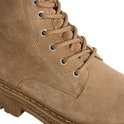 Detail van beige suède enkellaarsjes met veters, oogjes en profielzool.