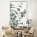 Canvas van eucalyptusbladeren boven een houten meubel met twee stoelen.
