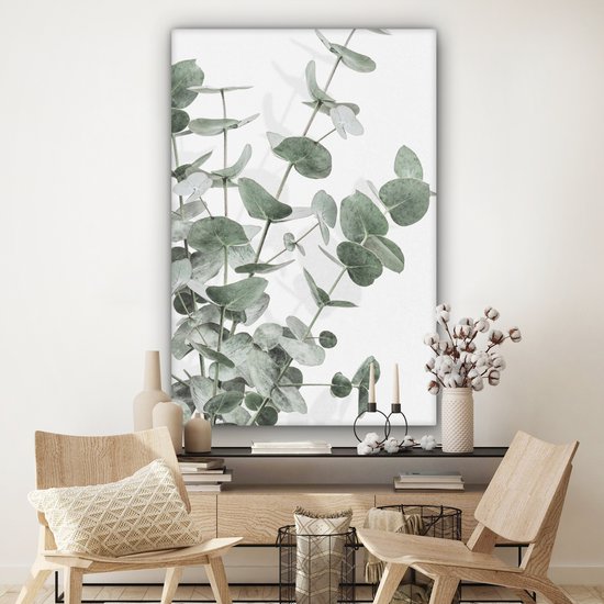 Canvas van eucalyptusbladeren boven een houten meubel met twee stoelen.