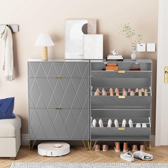 Grijze schoenenkast met ruitpatroon, gouden handgrepen en poten. Bovenop staan decoraties en een lamp.