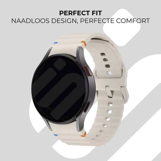Smartwatch met crèmekleurig siliconen bandje met golvend patroon en gesp sluiting.