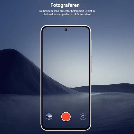 Een smartphone met camera-app actief, op de achtergrond een nachtelijk landschap.
