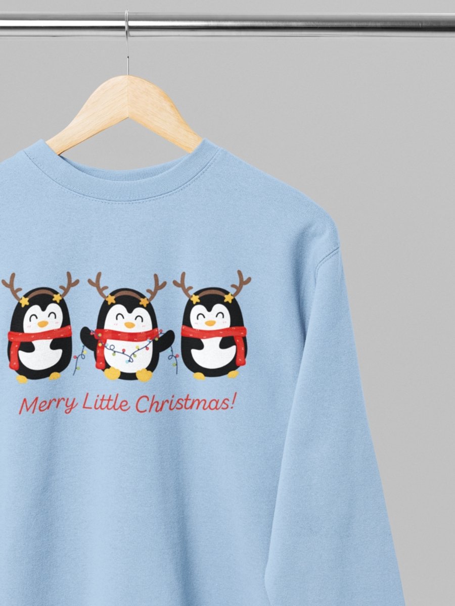 Foute kersttrui - Merry little christmas - Wurban Wear | 18+ | Grappige trui | Leuk cadeau | Unisex trui | Oversized trui | Kersttrui heren | Foute kerstkleding | Kerst sweater | Kerst diner | Kersttrui dames | Foute kersttruiendag 2025 | Licht blauw