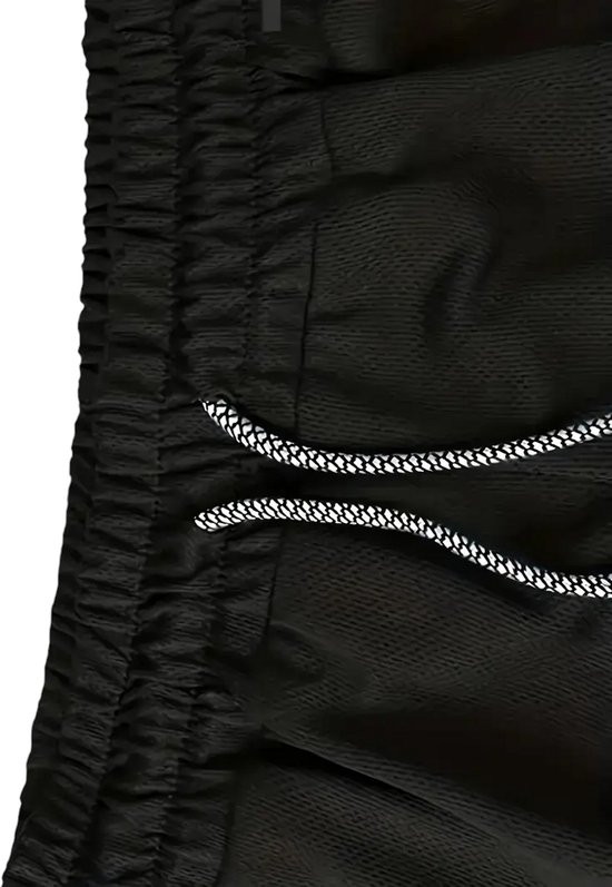 Short de sport noir avec une ceinture froncée et un cordon de serrage contrastant noir et blanc.