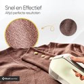 Beige pluizenverwijderaar naast een bruine trui met gouden knopen, voor perfecte resultaten.
