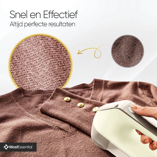 Beige pluizenverwijderaar naast een bruine trui met gouden knopen, voor perfecte resultaten.