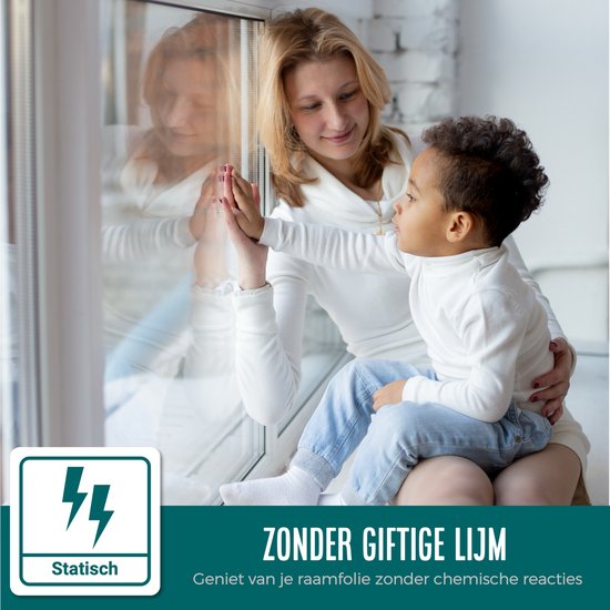 Vrouw en kind kijken door een raam. Statische raamfolie zonder schadelijke lijm.