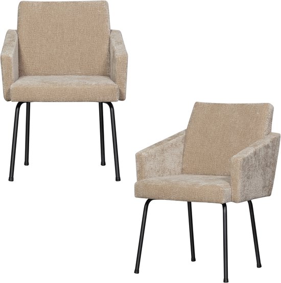 Twee beige eetkamerstoelen met stoffen bekleding en zwarte metalen poten, op zwarte achtergrond.