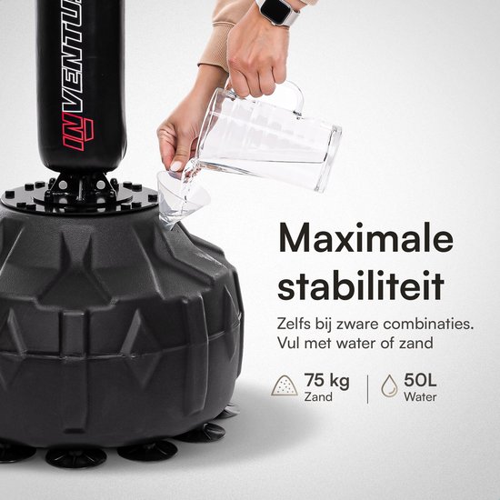 Vullen van de voet van de bokspaal met water voor maximale stabiliteit.
