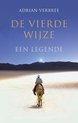 Boekcover 'De Vierde Wijze: Een Legende'. Een man op een kameel in een woestijn onder een sterrenhemel.