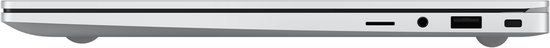 Zijaanzicht van een dunne, zilverkleurige Samsung laptop met een USB-C poort, hoofdtelefoonaansluiting en USB-A poort.