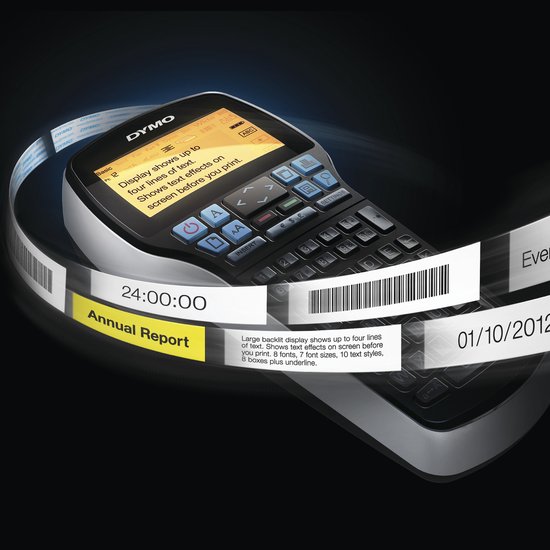 Dymo LabelManager 420P met een lichtgevend scherm, omwikkeld met labelband. Toont 'Annual Report' en een streepjescode.