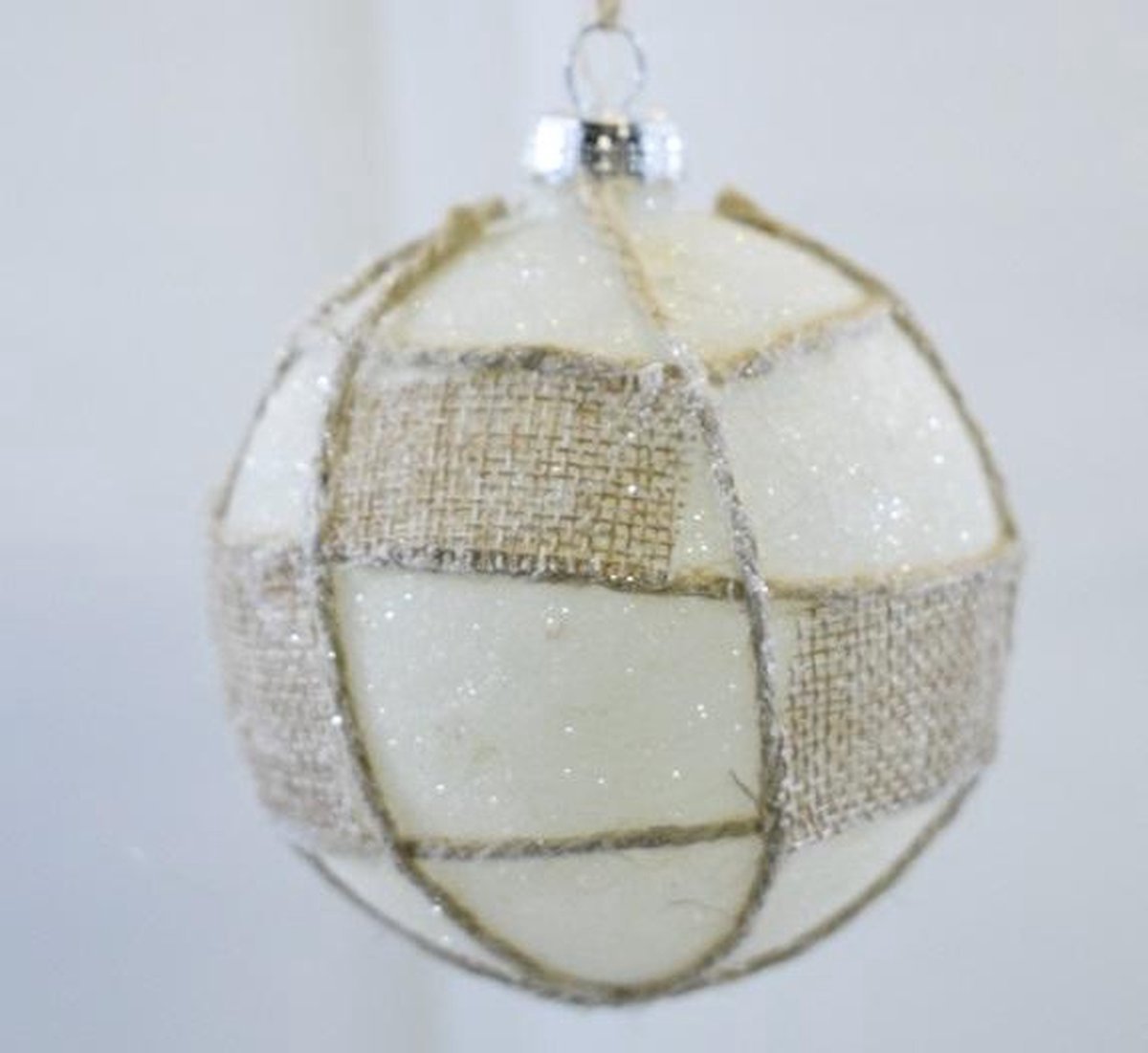 ZoeZo Design - 12 stuks - kerstbal - glas - wit - glitter - jute - stoer - Ø 8 cm - (4 doosjes á 3 stuks) - met lint