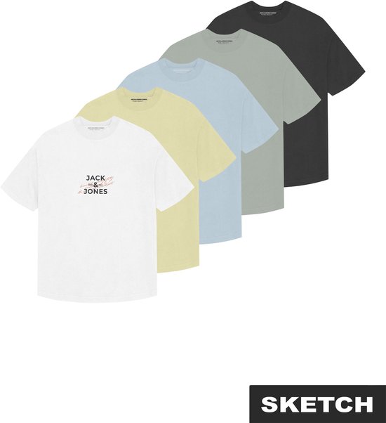 Een set van vijf T-shirts in verschillende kleuren: wit, geel, lichtblauw, groen en zwart. De witte T-shirt heeft een rode opdruk.