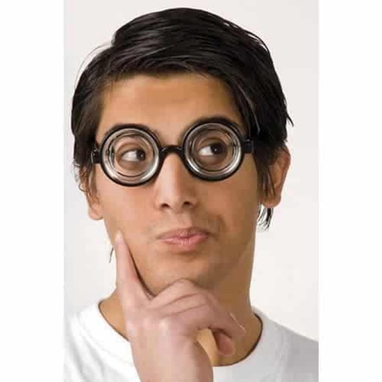 Jongeman met dikke, ronde zwart omlijste nerdbril, denkend.