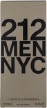 Grijze doos met '212 MEN' en 'Carolina Herrera New York' in zwarte letters.