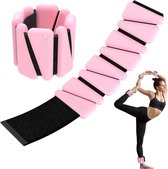Roze MyBodyFuel enkel- en polsgewichten, uitgevouwen en opgerold, met een vrouw die yoga doet met de gewichten om haar polsen en enkels.