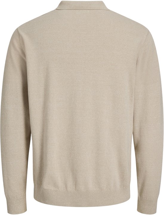 De achterkant van een beige gebreide longsleeve polo met een kraag en knoopsluiting.