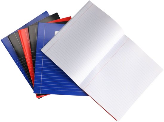 Een open schrift met lijntjes, deel van een stapel gekleurde schriften.