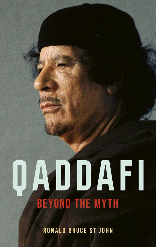 Qaddafi: Beyond the Myth Couverture du livre avec un portrait de Qaddafi, un béret noir et des vêtements marron.
