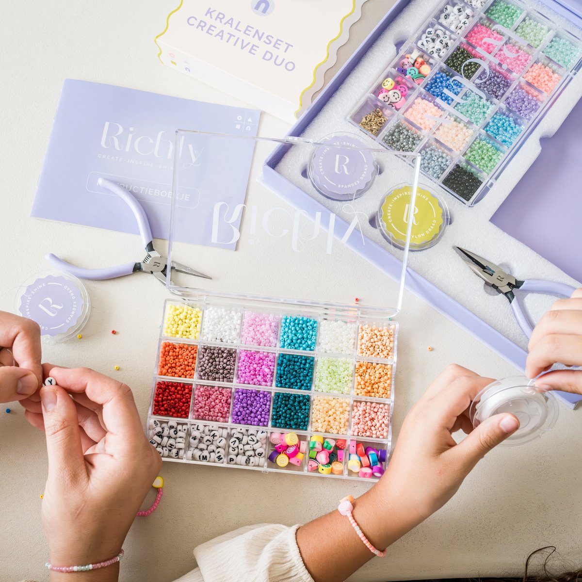 Richly® Kralen set Creative Duo - Armbandjes maken meisjes - 9000+ kralen - gratis E-BOOK - Complete set & Premium verpakking - Sieraden Maken Volwassenen - Letterkralen - Kralen ketting - Bedels & Gouden RVS-accessoires - Knutselen meisjes — afbeelding 4