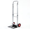 Aluminium steekwagen met zilverkleurige handgreep en zwarte/rode wielen.