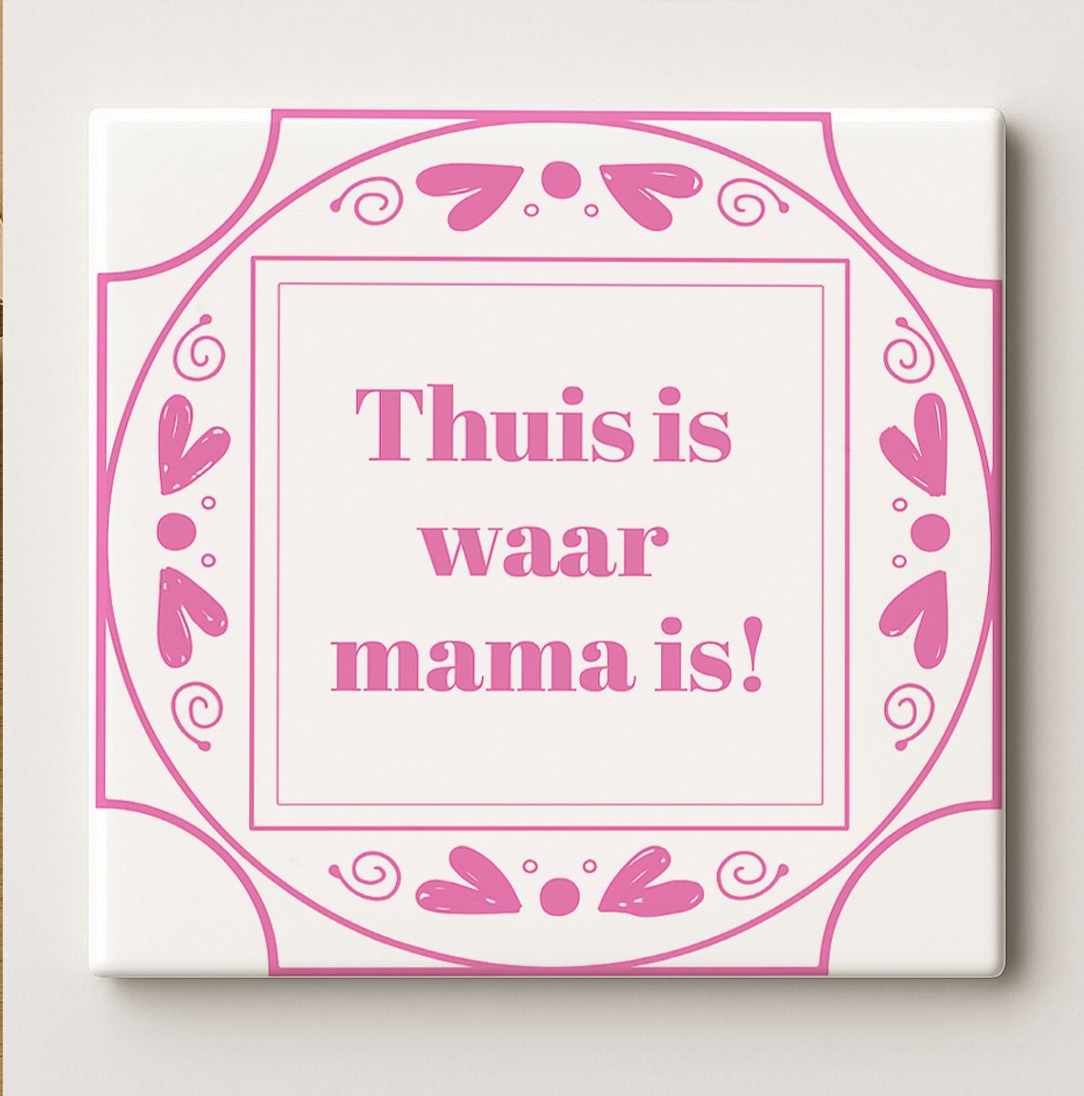 Lief Tegeltje “Thuis is waar mama is!” – Roze-Wit Keramisch Wandtegel 15x15cm – Hartverwar