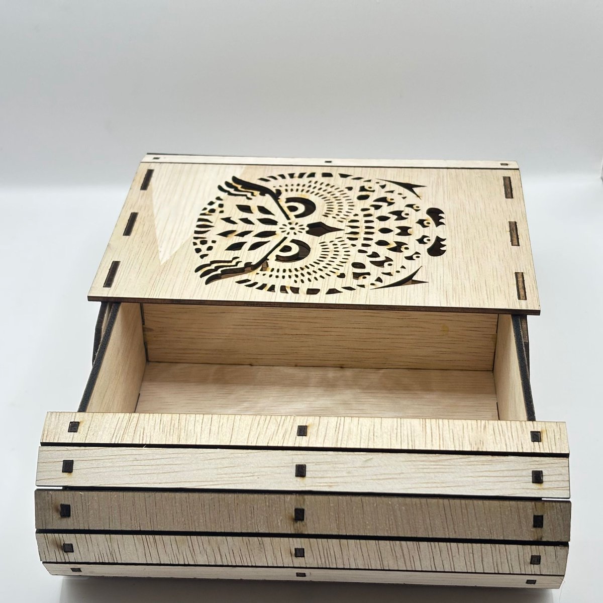 Decoratieve Houten Opbergdoos in de Vorm van een Boek – Handgemaakt uit Triplex (3 mm) – Laser Gesneden Uil Design – Unieke Cadeaudoos / Sieradendoos – Natuurlijke Houtkleur