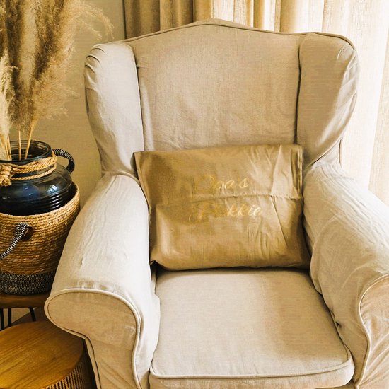 Kussen Kussenhoes met tekst bedrukt cadeau tekstbord plekje opa| opa’s plekkie | beige met opdruk goud met vulling | 50x50 cm | Vaderdag verjaardag man