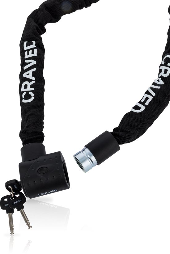 Zwarte ketting met 'CRAVED' letters, het slot is geopend met de sleutels.
