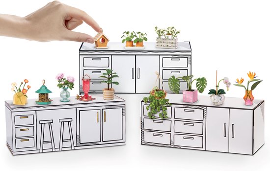 Miniatuurmeubels met planten en decoraties, waaronder een vogelhuisje en bloemen.