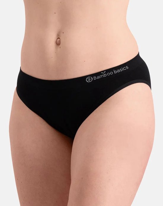 Zwarte tailleslip van Bamboo Basics, gedragen door een model. Met logo op de tailleband.