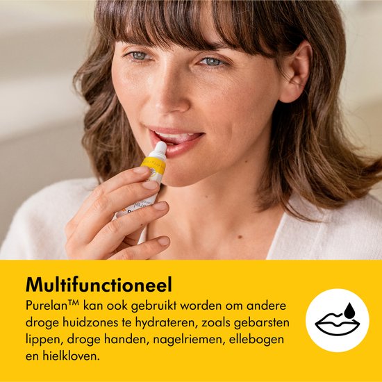 Een vrouw met donker haar brengt Purelan Lanolin cream aan op haar lippen.
