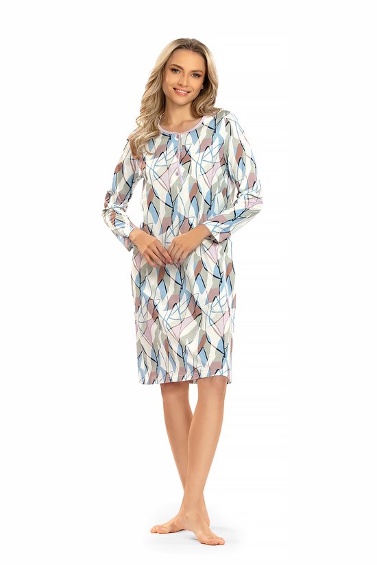 Model met blonde krullen in een nachtjapon met lange mouwen. Abstracte print in blauw, roze, grijs en beige. Staat op blote voeten.