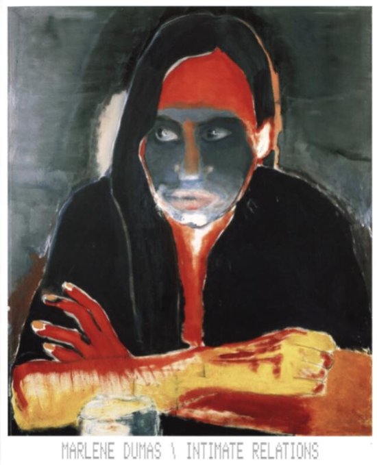 Schilderij van Marlene Dumas, "Intimate Relations". Een portret met rode, blauwe en gele kleuren, met zwarte kleding en donker haar.