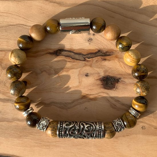 Armband met bruine en gele tijgeroog kralen, afgewisseld met lichtere stenen kralen en zilverkleurige metalen details.