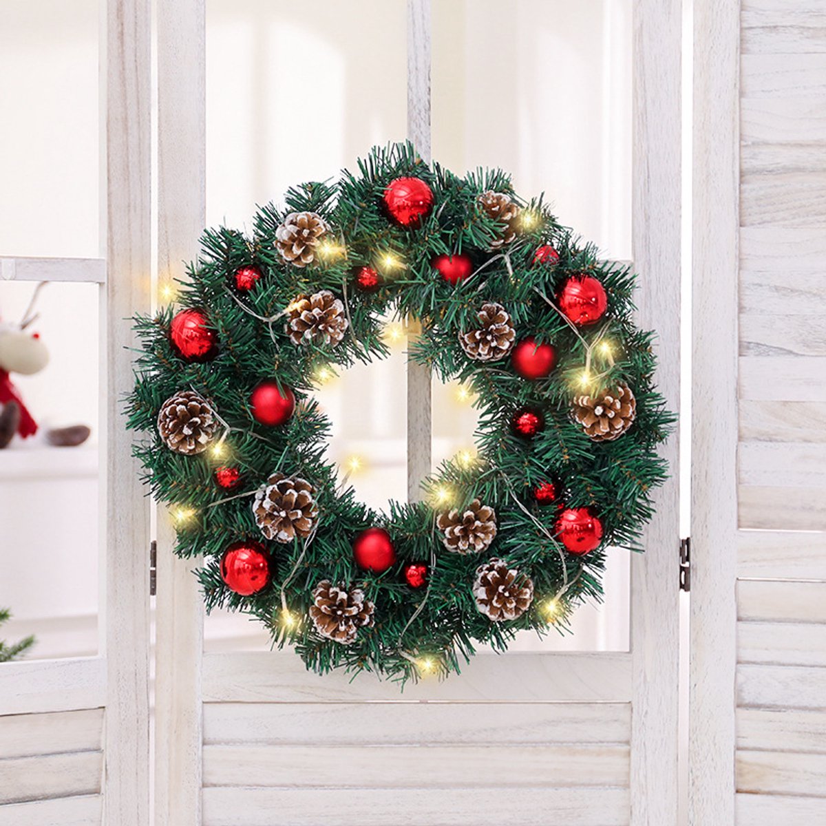 Premium Kerstkrans XL- met Decoraties & LED verlichting(50cm) –Extra volle en dikke takken - Groene dennenkrans met rode kerstballen & dennenappels – 30 LED lampjes – Luxe kerstdecoratie - deurkransen kerstversiering- Kerstmis – foto 4