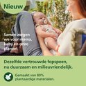 Baby zittend bij een vrouw in de buitenlucht met een Philips Avent fopspeen. Gemaakt van 80% plantaardige materialen.