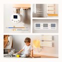 Digitale thermostaat met scherm waarop 30 graden wordt weergegeven. Kind en kat spelen op de vloer.