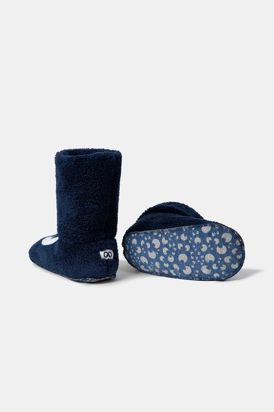 Donkerblauwe schaapswollen laarsjes met oogjesprint op de zolen. Een opgestoken laarsje en een omgekeerde laars.