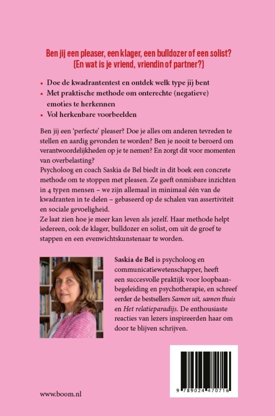 Portret van Saskia de Bel, met in de achtergrond boekenkasten. De titel van het boek "De perfecte pleaser" is zichtbaar.