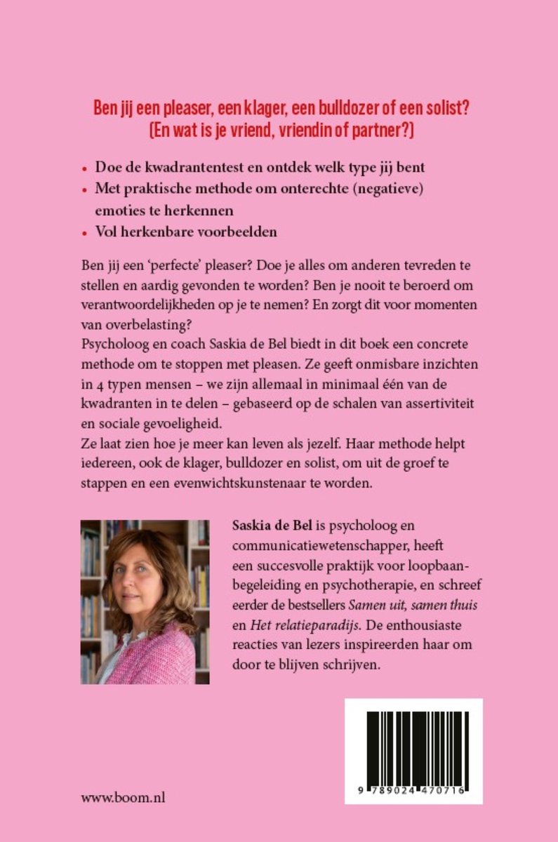 Portret van Saskia de Bel, met in de achtergrond boekenkasten. De titel van het boek "De perfecte pleaser" is zichtbaar.