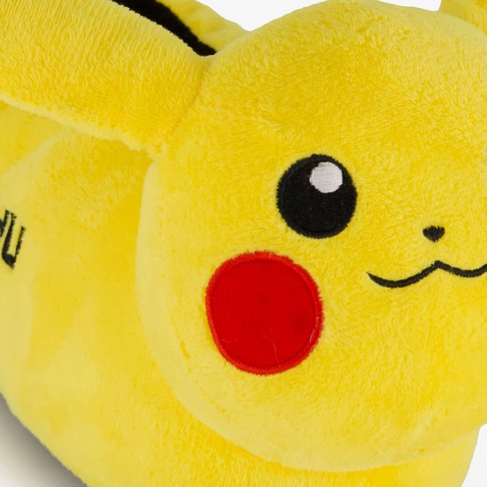 Close-up van gele Pikachu slof met oog, rode wang en mond.