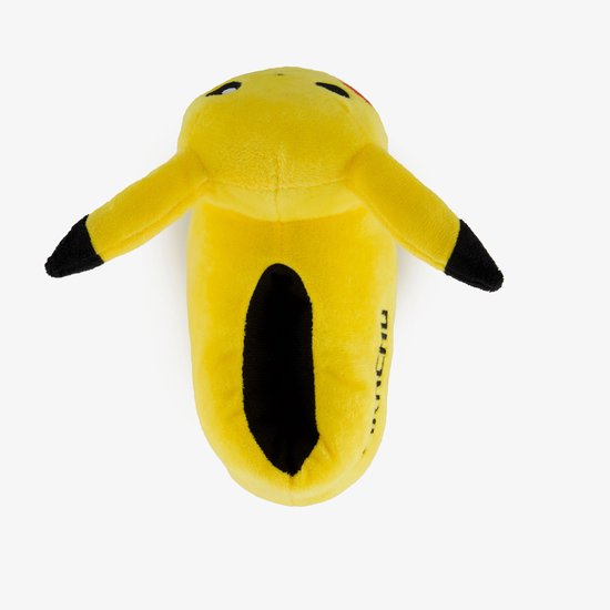 Gele Pikachu sloffen met zwarte binnenkant en letters "PIKACHU" op de zool.