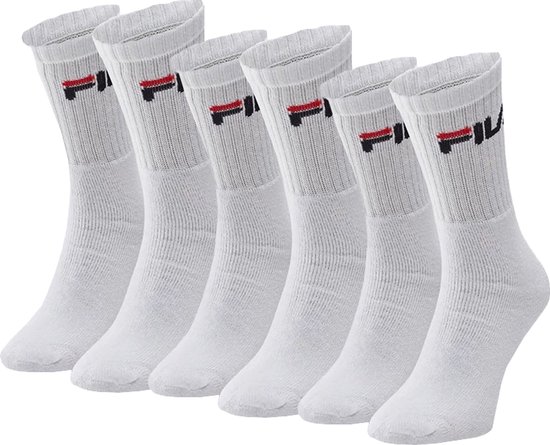 Zes witte sportsokken van Fila met op de schacht een rood en zwart logo.