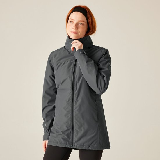 Veste grise foncée pour femme portée par un modèle aux cheveux roux et bandeau noir.