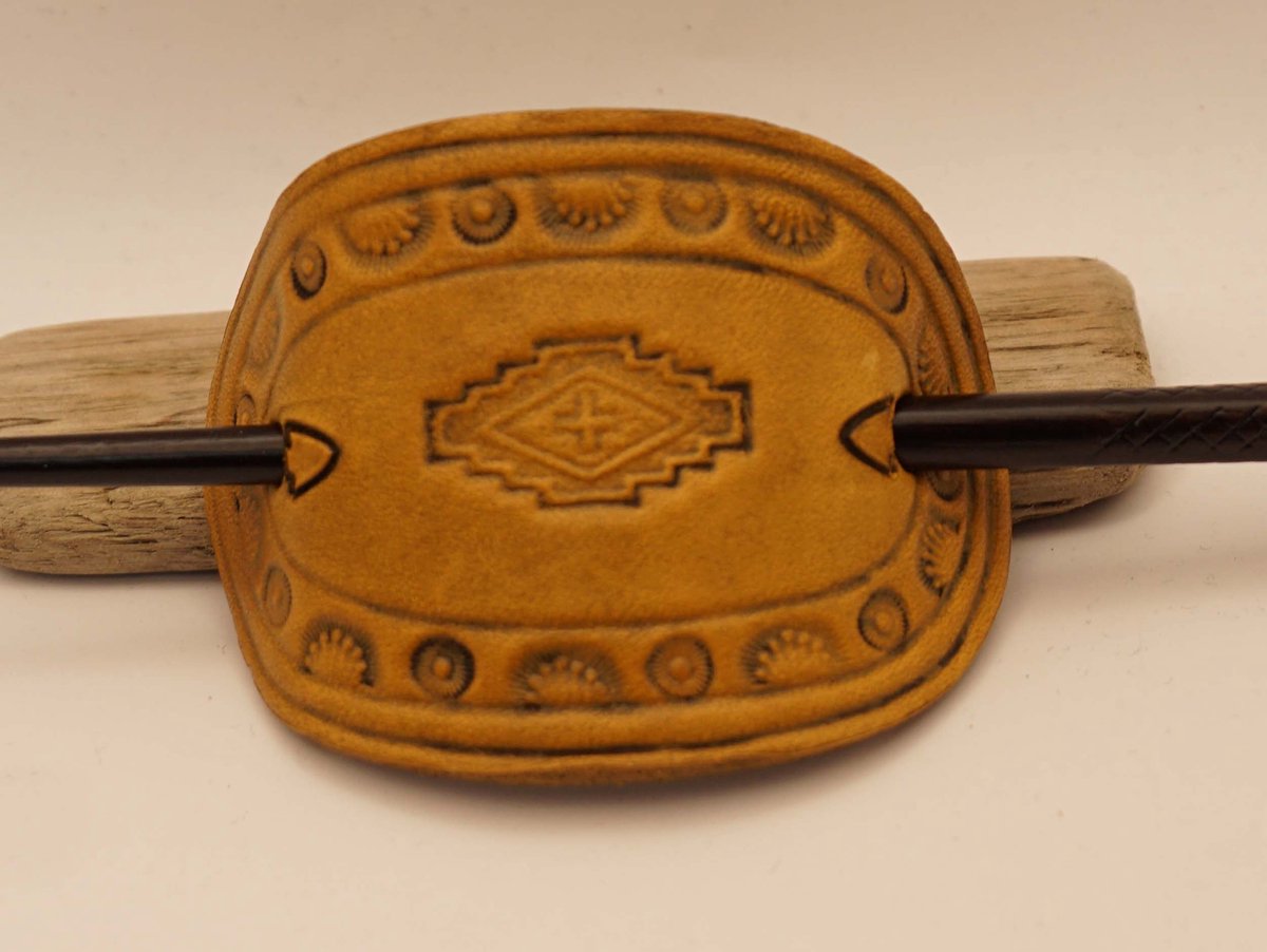 Leren haarspeld sierlijke motief met pijlpunten in sierrand + zwarte houten haarstok - dames haarspeld - vrouwelijke haarspeld - haarspeld voor dames met vol haar - haarspeld blond, zwart, bruin en rood haar - stevige haarspeld - aparte haarspeld